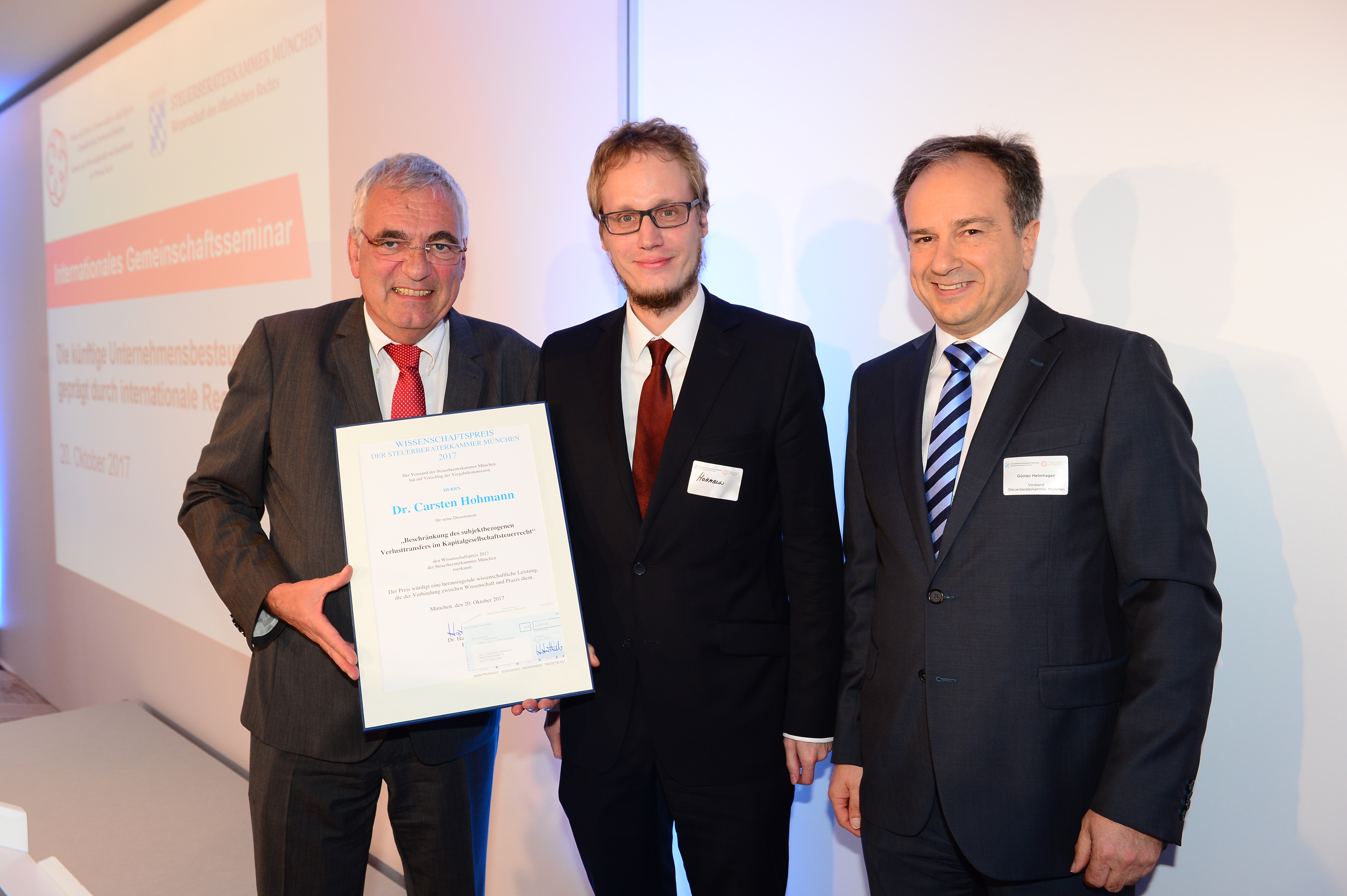 Bildunterzeile: v.l.n.r. Dr. Hartmut Schwab (Prsident der Steuerberaterkammer Mnchen), Dr. Carsten Hohmann und Gnter Helmhagen (Vorstandsmitglied der Steuerberaterkammer Mnchen). Foto: Steuerberaterkammer Mnchen | Freie-Pressemitteilungen.de